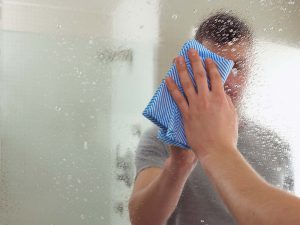 تمیز کردن آینه ها و شیشه ها را فراموش نکنید